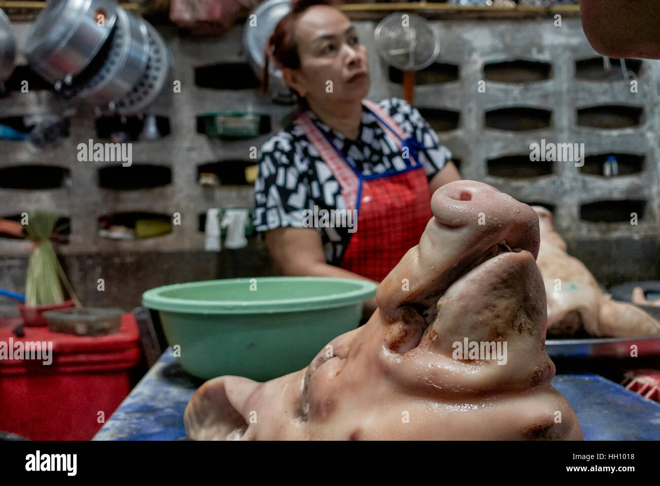 Thaïlande fournisseur de marché alimentaire et un cochon en vente. Thaïlande S. E. Asie Banque D'Images