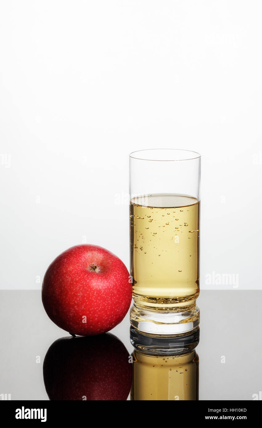 Le jus de pomme et une pomme rouge Banque D'Images