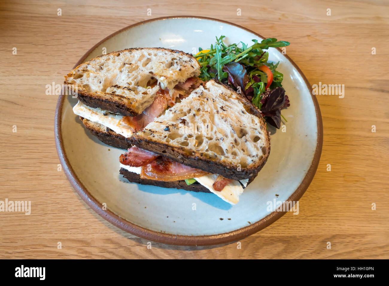 Le déjeuner snack-Bacon sandwich Avocat Brie sur pain au levain avec feuilles de salade Banque D'Images