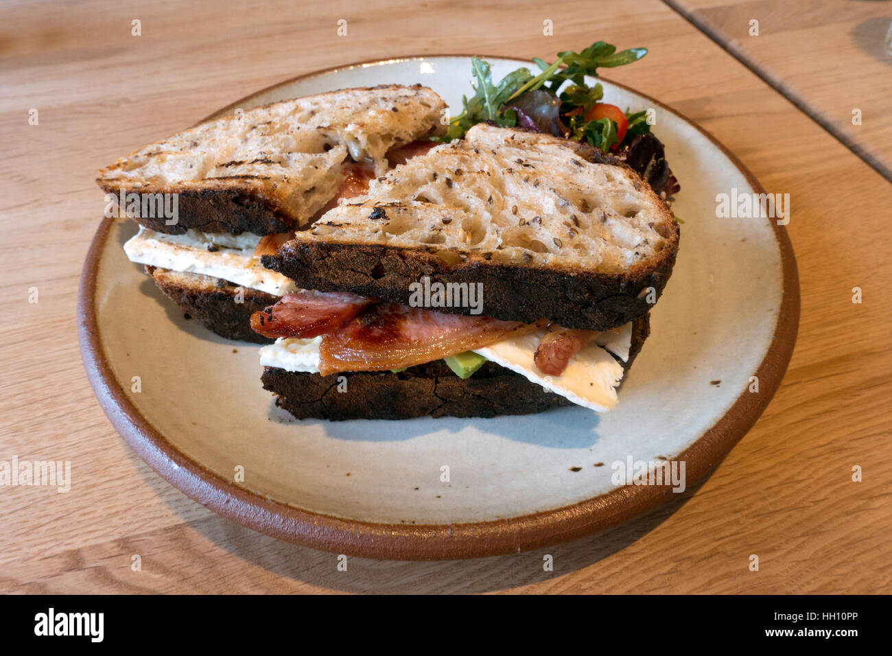 Le déjeuner snack-Bacon sandwich Avocat Brie sur pain au levain avec feuilles de salade Banque D'Images
