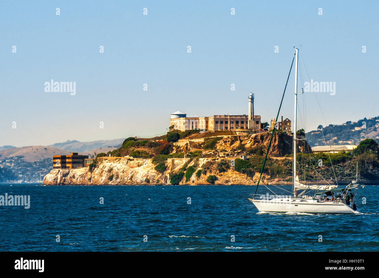 L'île d'Alcatraz avec prison et yacht dans la baie de San Francisco, Californie, USA Banque D'Images