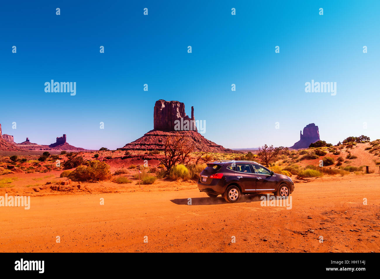 Voiture sur le Monument Valley Drive. La Valley Drive est une route panoramique à travers Navajo Tribal Park en Arizona et l'Utah Banque D'Images