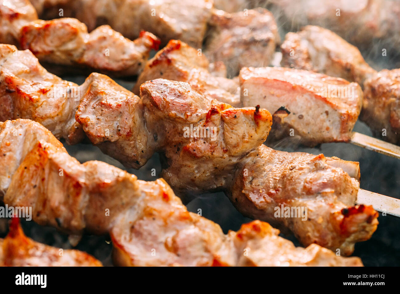 Caucase mariné grillé viande barbecue Brochettes shish kebab Viande de porc grillées sur Metal brochette. Personne ne Banque D'Images