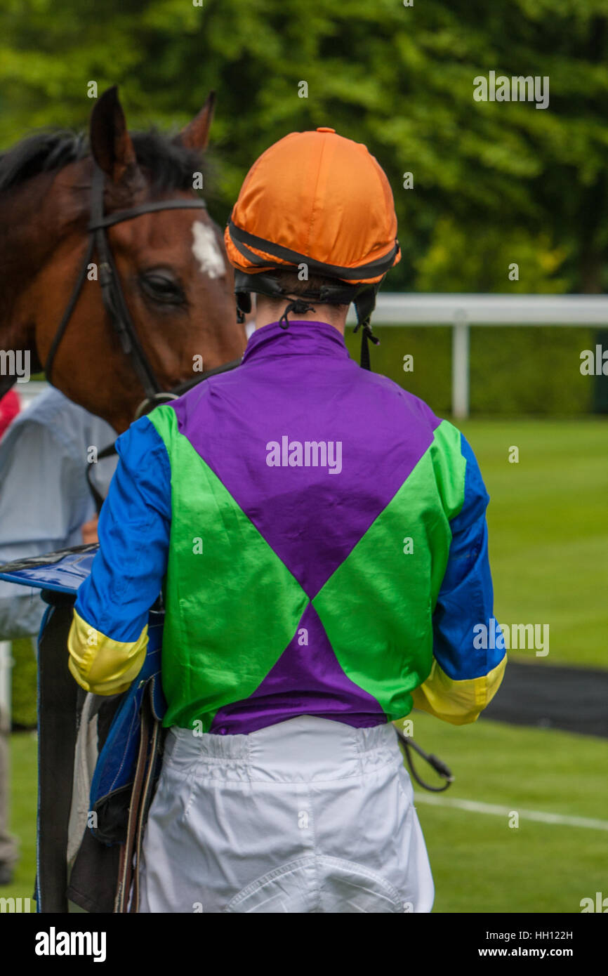 Vue arrière d'un jockey en soie multicolore Banque D'Images
