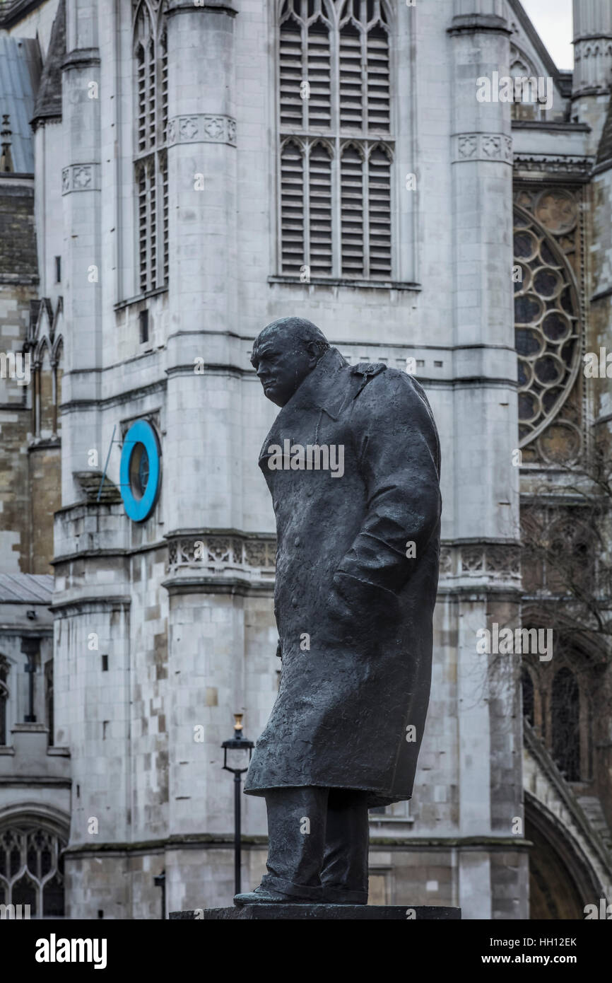 Statue de Sir Winston Churchill à la place du Parlement à Westminster, en face de St Margaret's Church où il était marié Banque D'Images