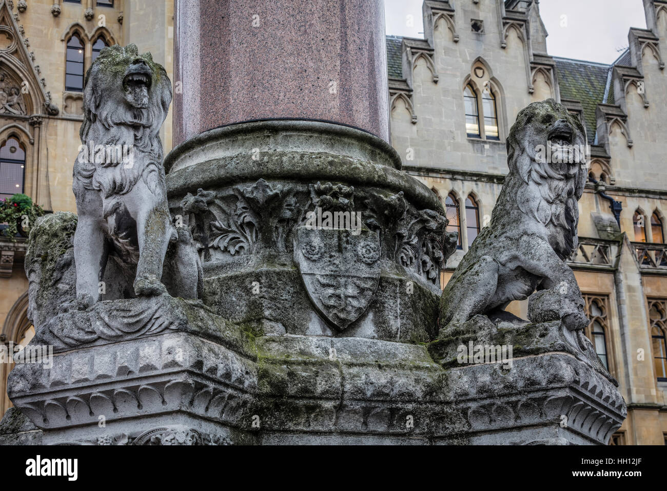 Les lions de pierre en face de Westminster de Westminster School Banque D'Images