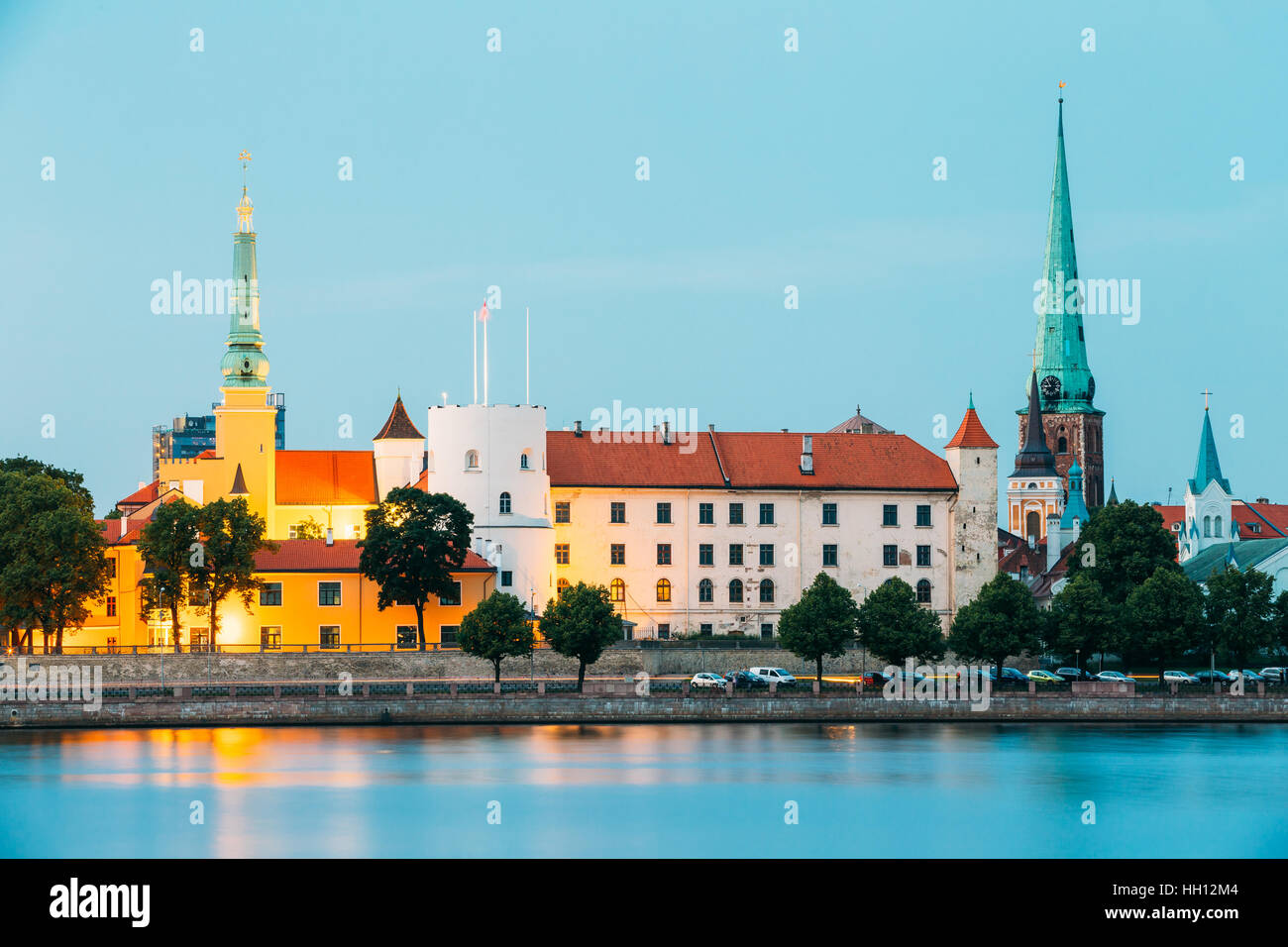 La Lettonie. Château de Riga, célèbre monument médiéval historique et culturel de la fin du classicisme et le Président officiel Residence sur le quai de la rivière Daugava J Banque D'Images