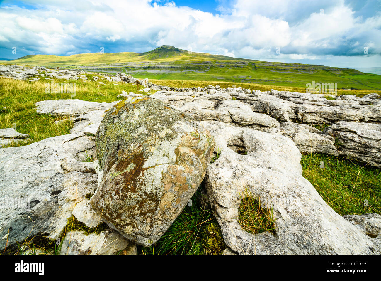 Pierre meulière sur calcaire irrégulier Moor échelles ci-dessus dans l'Ingleton Yorkshire Dales National Park à l'égard Ingleborough Banque D'Images