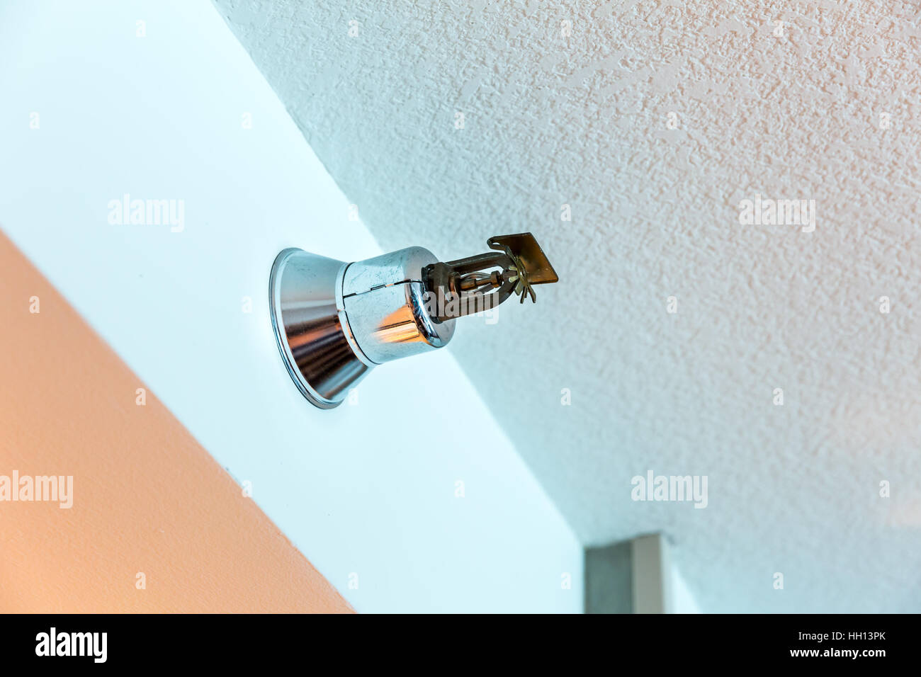 Gicleurs d'alarme incendie sur le mur. Banque D'Images