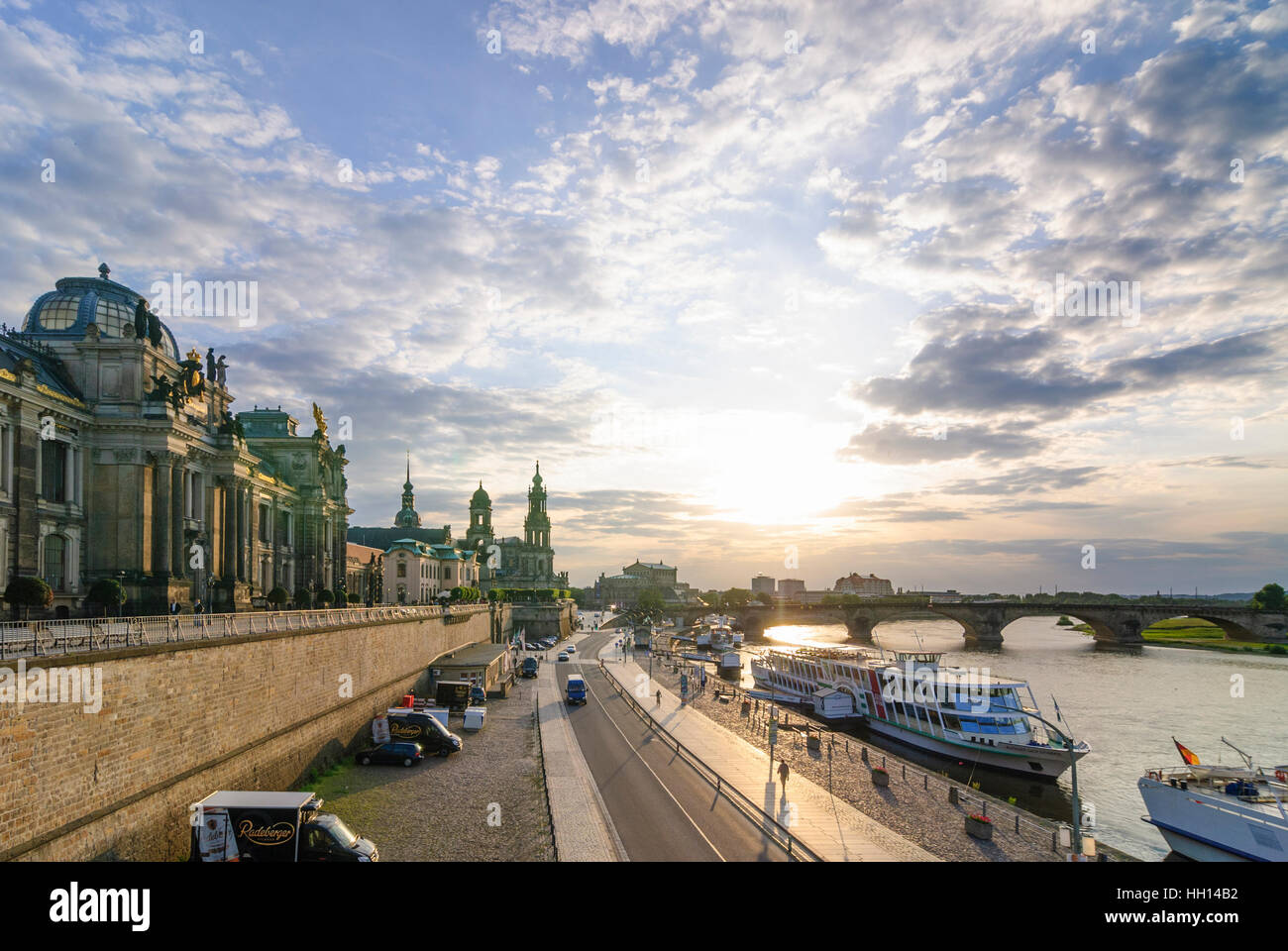 Dresde : Regardez de Brühlsche Terrasse sur le bâtiment de l'académie des arts de Saxe, tour du château, l'église de la cour, et le pont de l'Augustusbrück Semperoper Banque D'Images