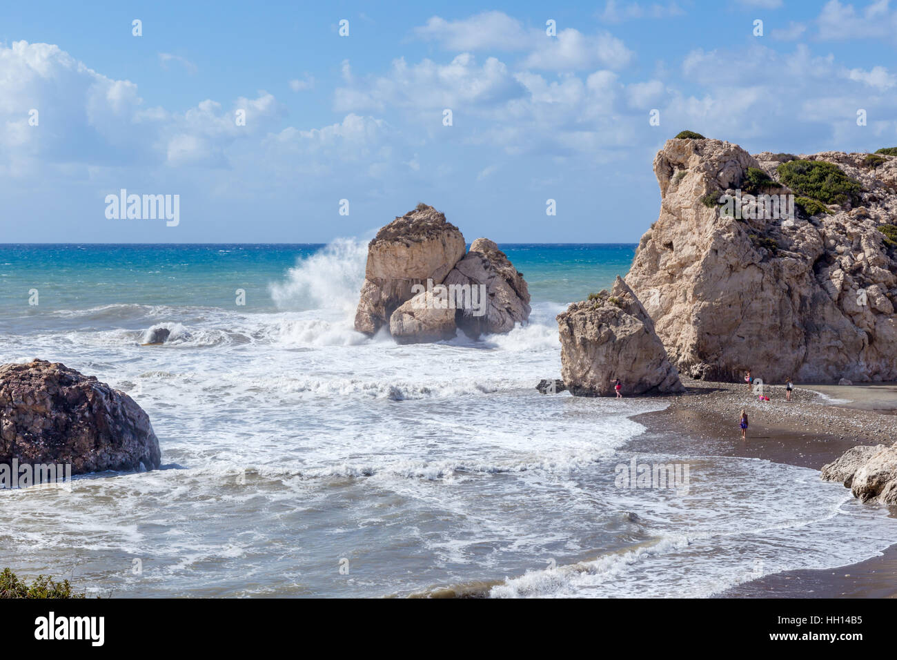 L'Aphroditie Rock, près de Paphos à Chypre, sur une mer déchaînée. Banque D'Images