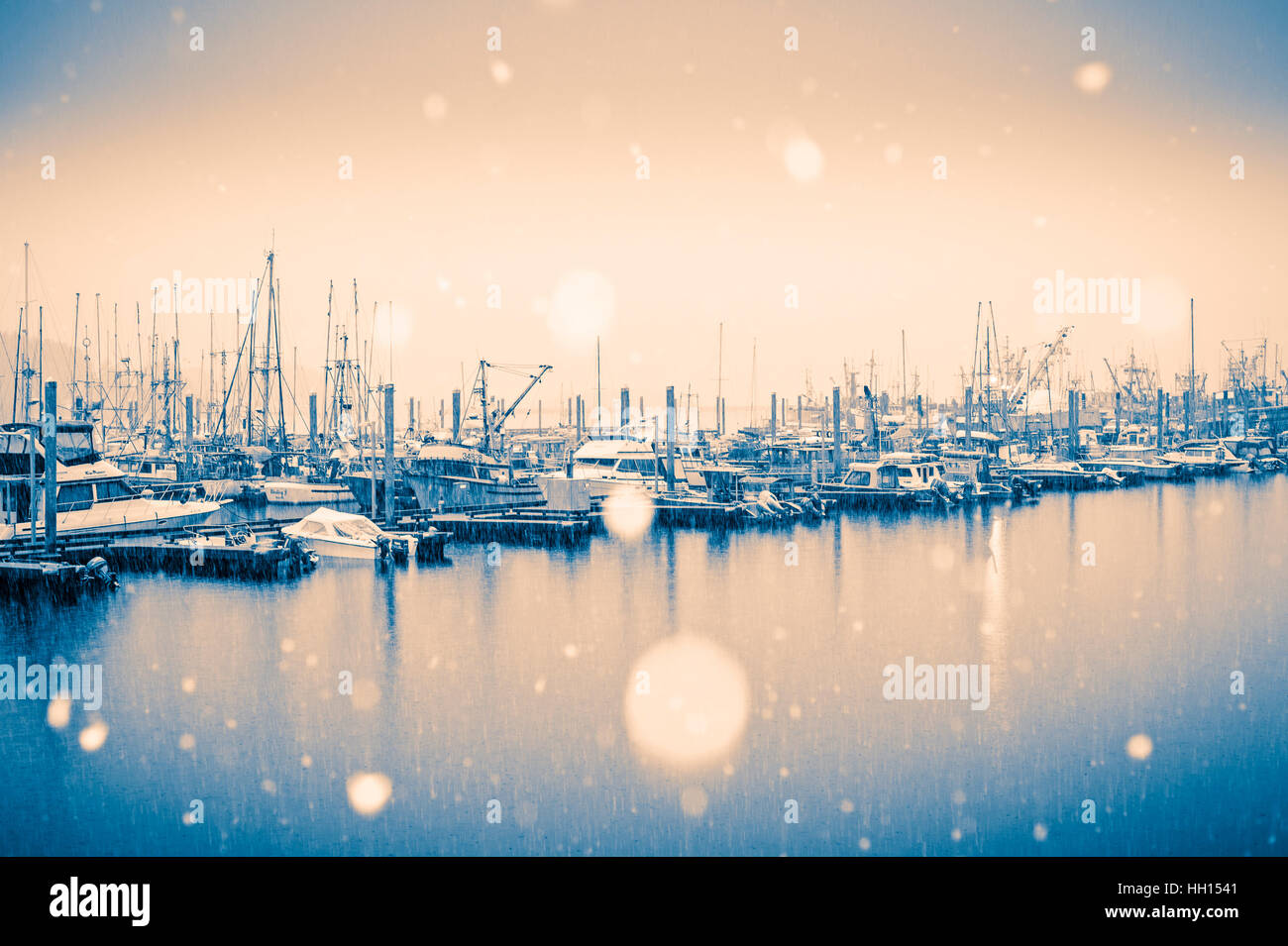 De grands flocons de neige qui tombent au-dessus du port de Thomsen à Sitka, en Alaska, aux États-Unis. Banque D'Images
