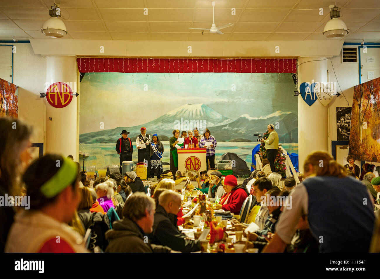 Dîner de Thanksgiving gratuit à la salle des Frères autochtones de l'Alaska à Sitka, en Alaska, aux États-Unis. Banque D'Images
