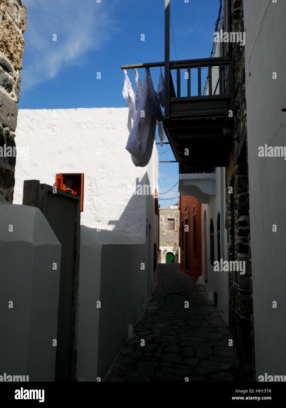 Lave-suspendu à un balcon au-dessus d'une rue étroite à Mandraki, Nisyros, Grèce. Banque D'Images