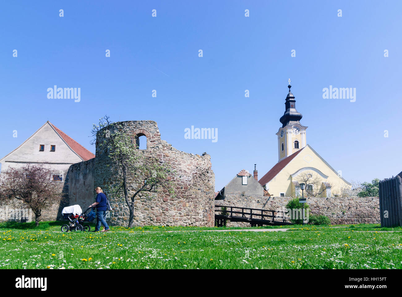 Mautern an der Donau : Restes de mur et la tour de la forteresse de Romain Favianis comme partie du limes et église paroissiale Saint Stephan, Wachau, Niederö Banque D'Images