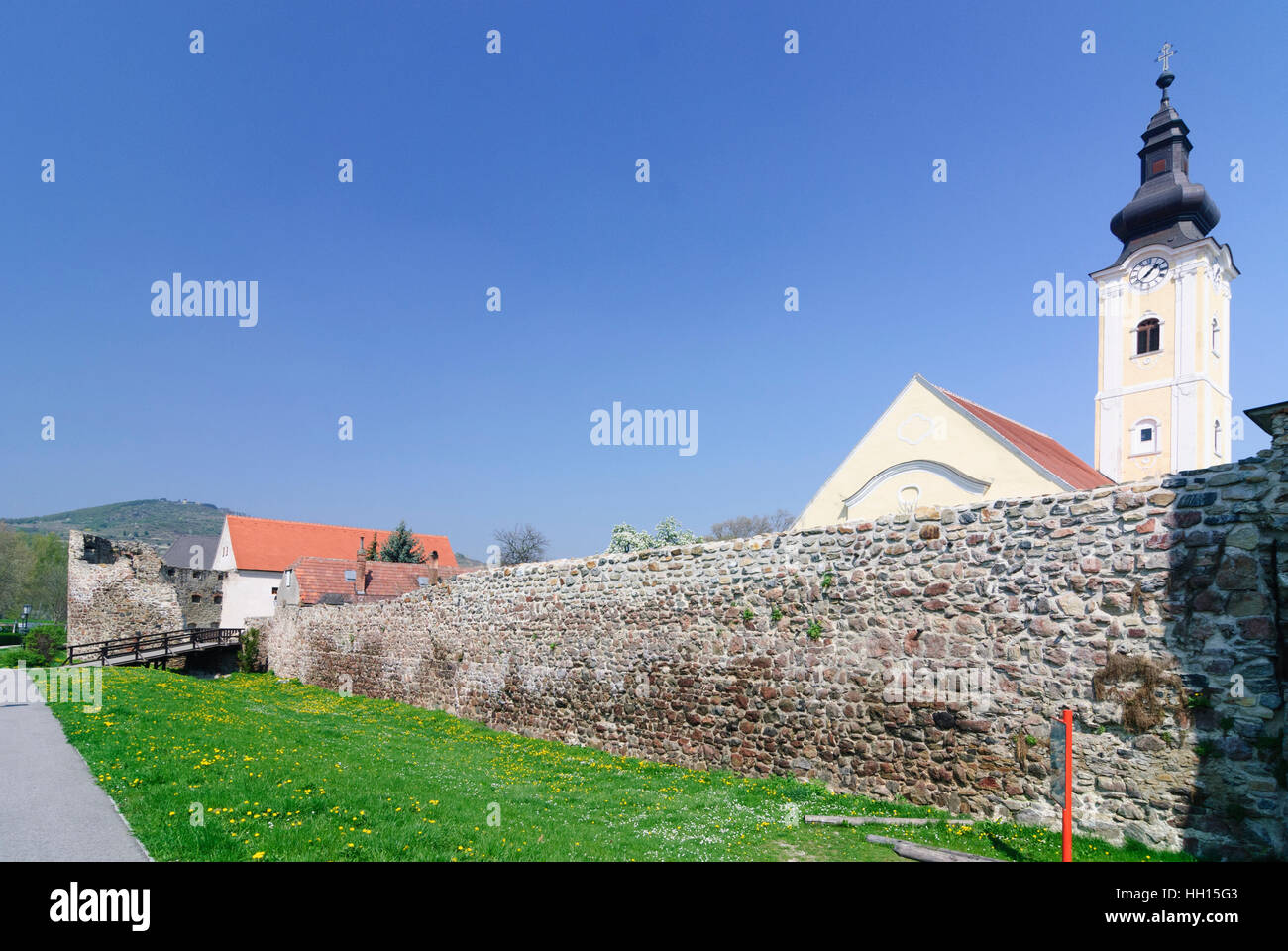 Mautern an der Donau : Restes de mur et la tour de la forteresse de Romain Favianis comme partie du limes et église paroissiale Saint Stephan, Wachau, Niederö Banque D'Images
