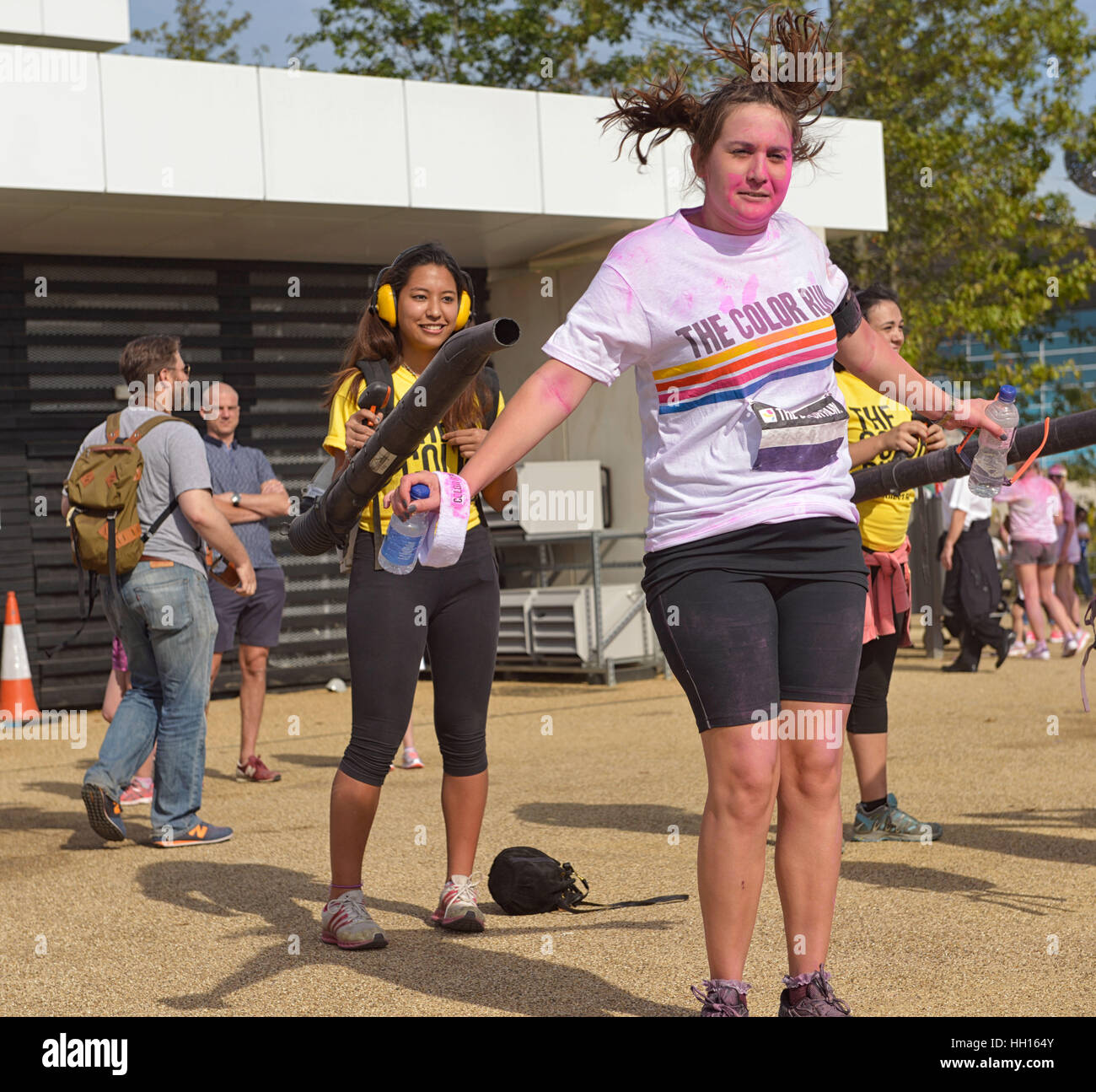 Relations sérieuses in La charité-runners sont nettoyés à l'aide d'un souffleur de feuilles après la Color Run London 2014 Banque D'Images