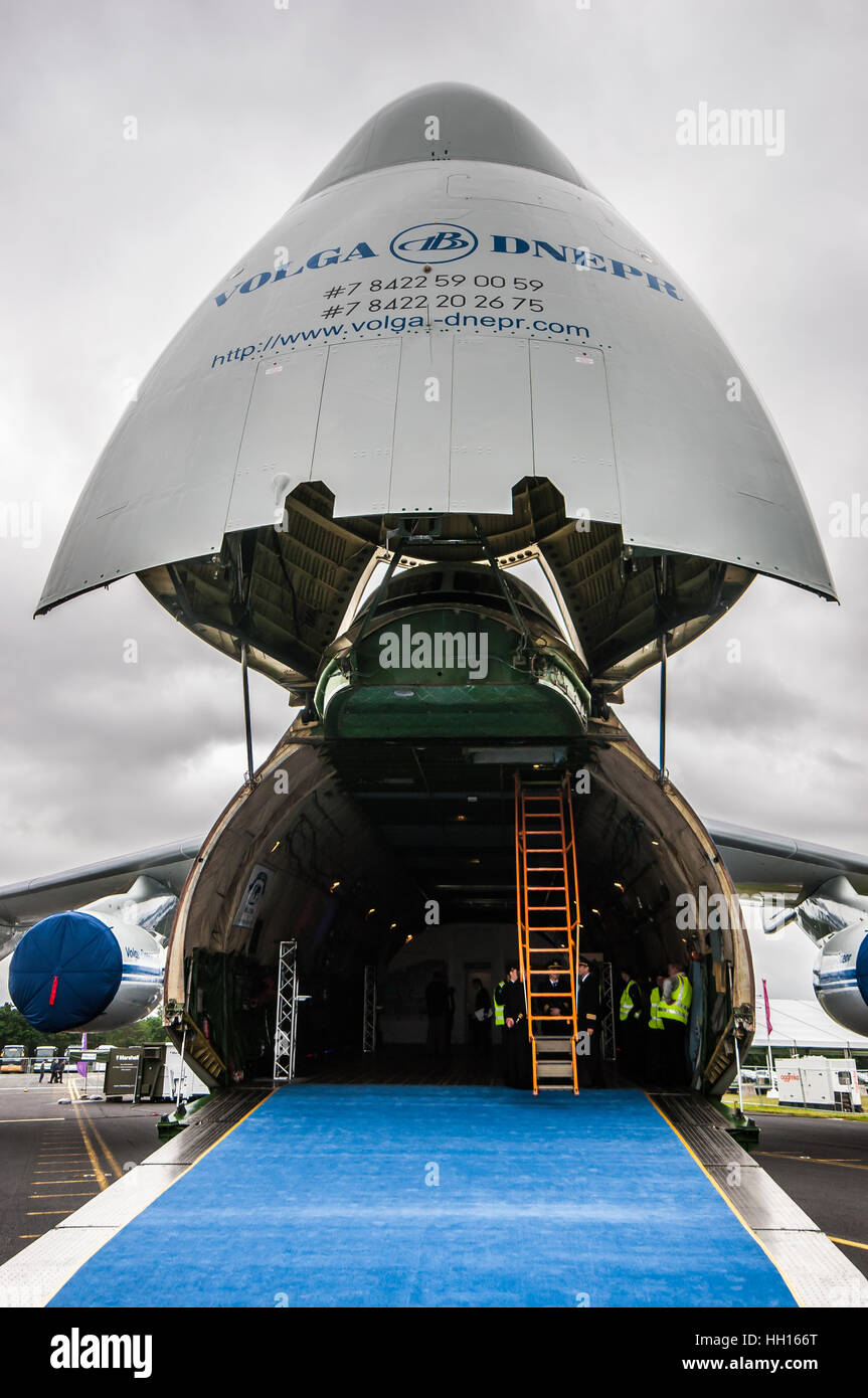 Un transporteur cargo Antonov AN124-100 exploité par Volga Dnepr vu au Farnborough International Airshow 2016 Banque D'Images