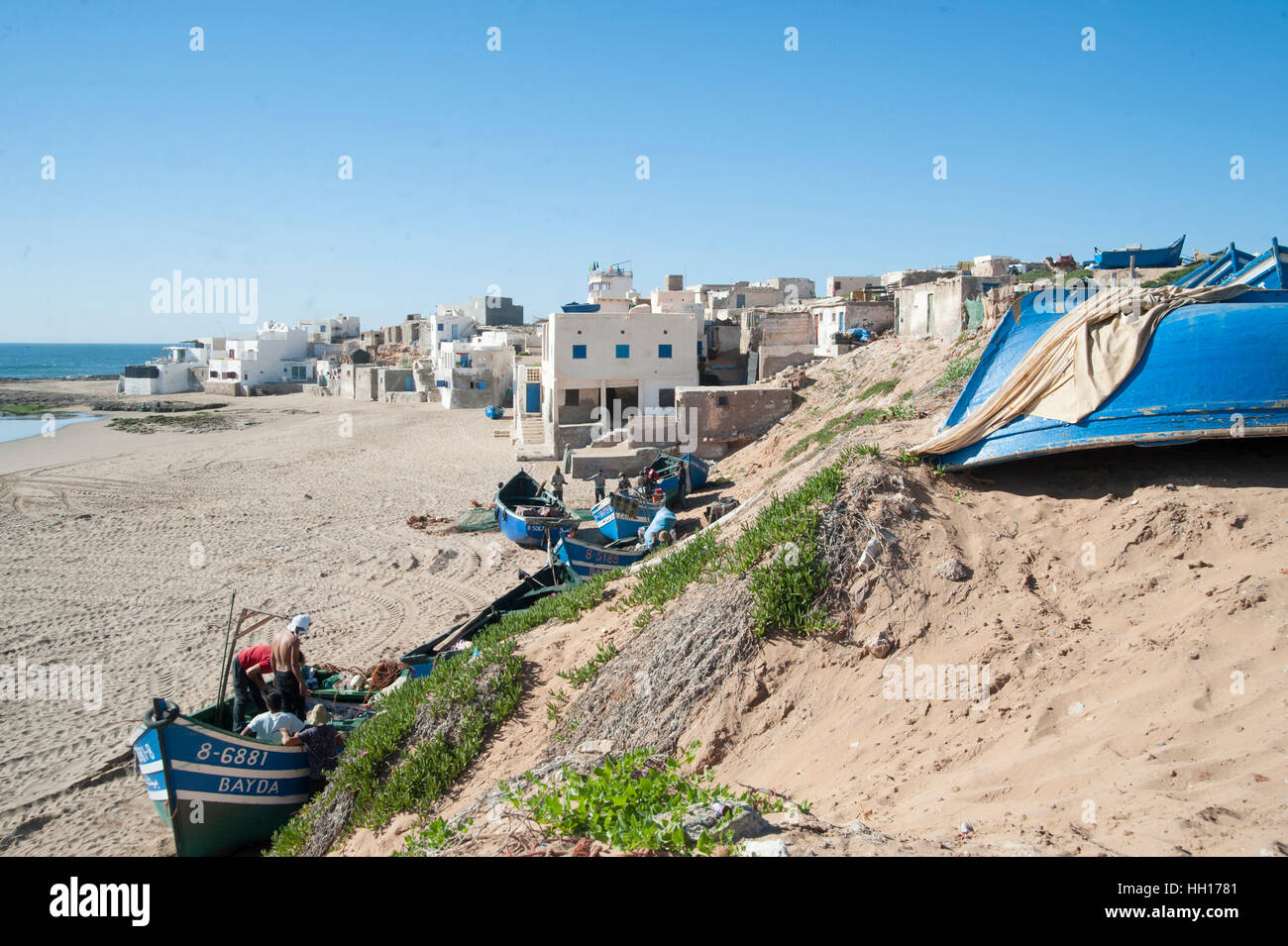 Voir des pêcheurs, bateaux et et le village. Sidi Ifni. Au sud d'Agadir. Maroc Banque D'Images