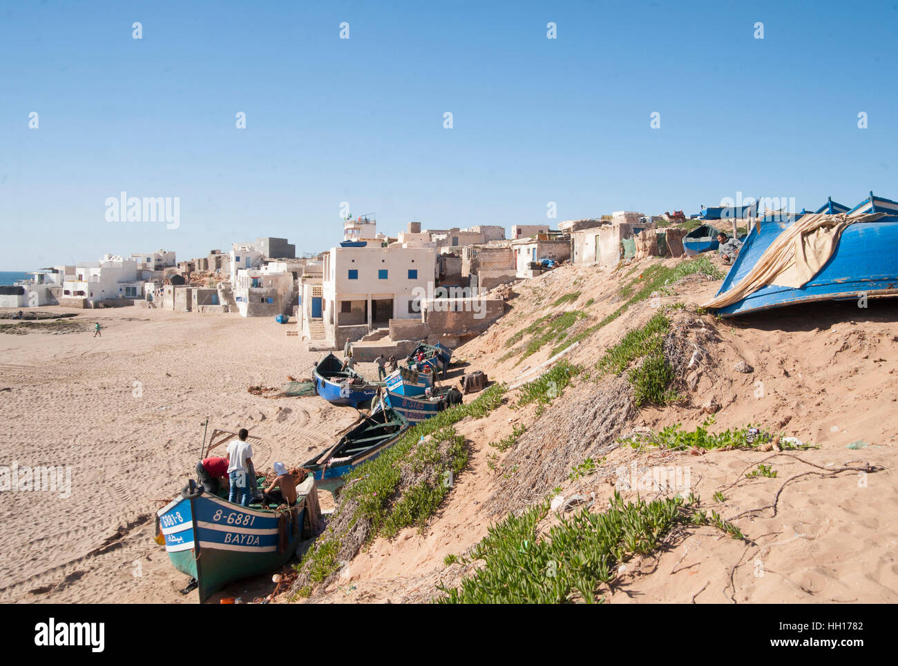 Voir des pêcheurs, bateaux et et le village. Sidi Ifni. Au sud d'Agadir. Maroc Banque D'Images
