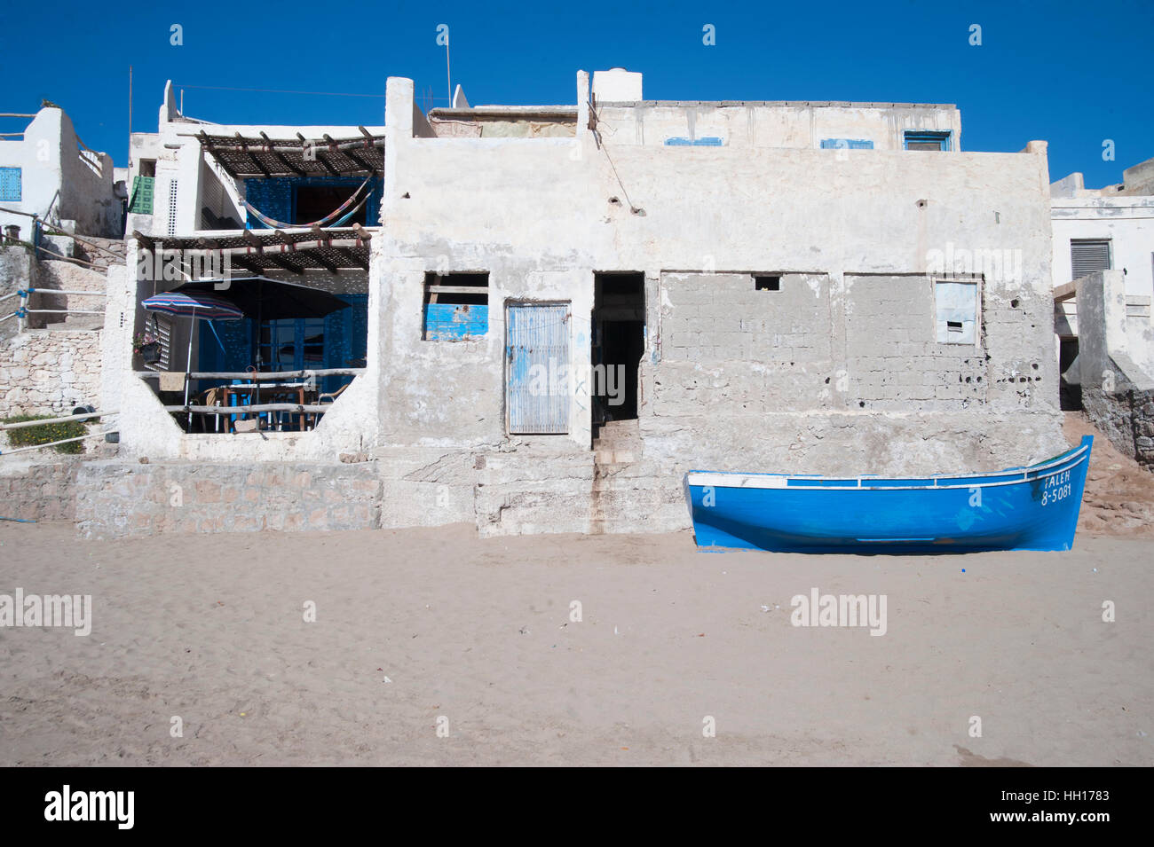 Chambre et bleu bateau dans le village de Sidi Ifni, au sud d'Agadir. Le Maroc. Banque D'Images