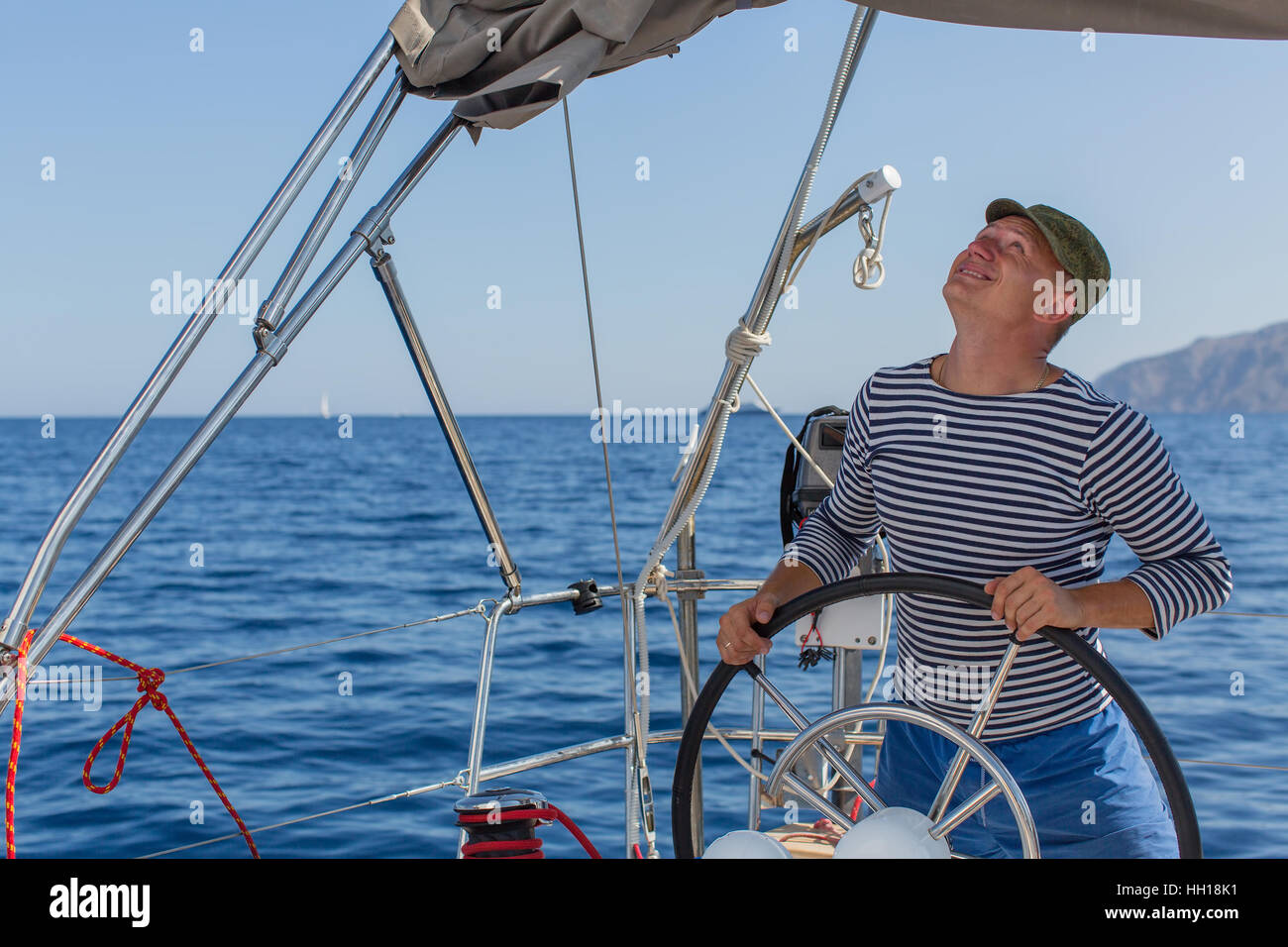 Jeune skipper sur son bateau à voile. Banque D'Images