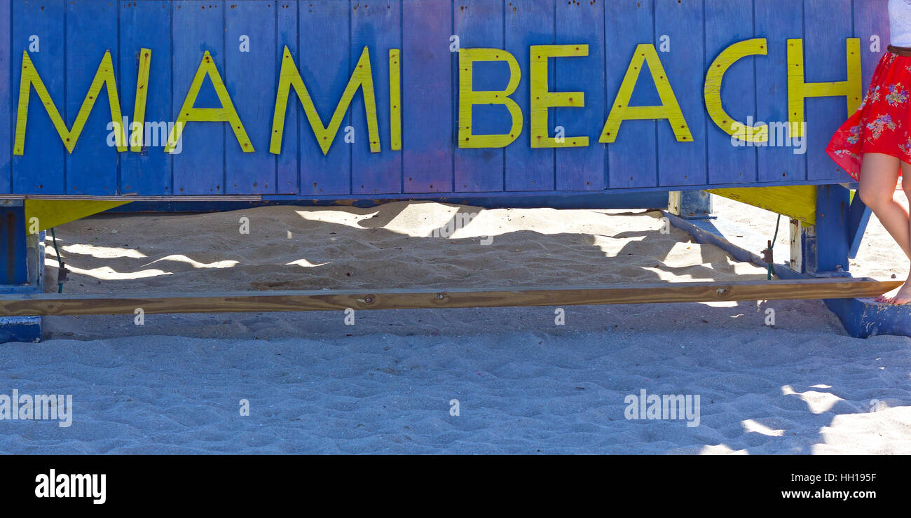 Signe de Miami Beach sur une plage en Floride, USA. Banque D'Images