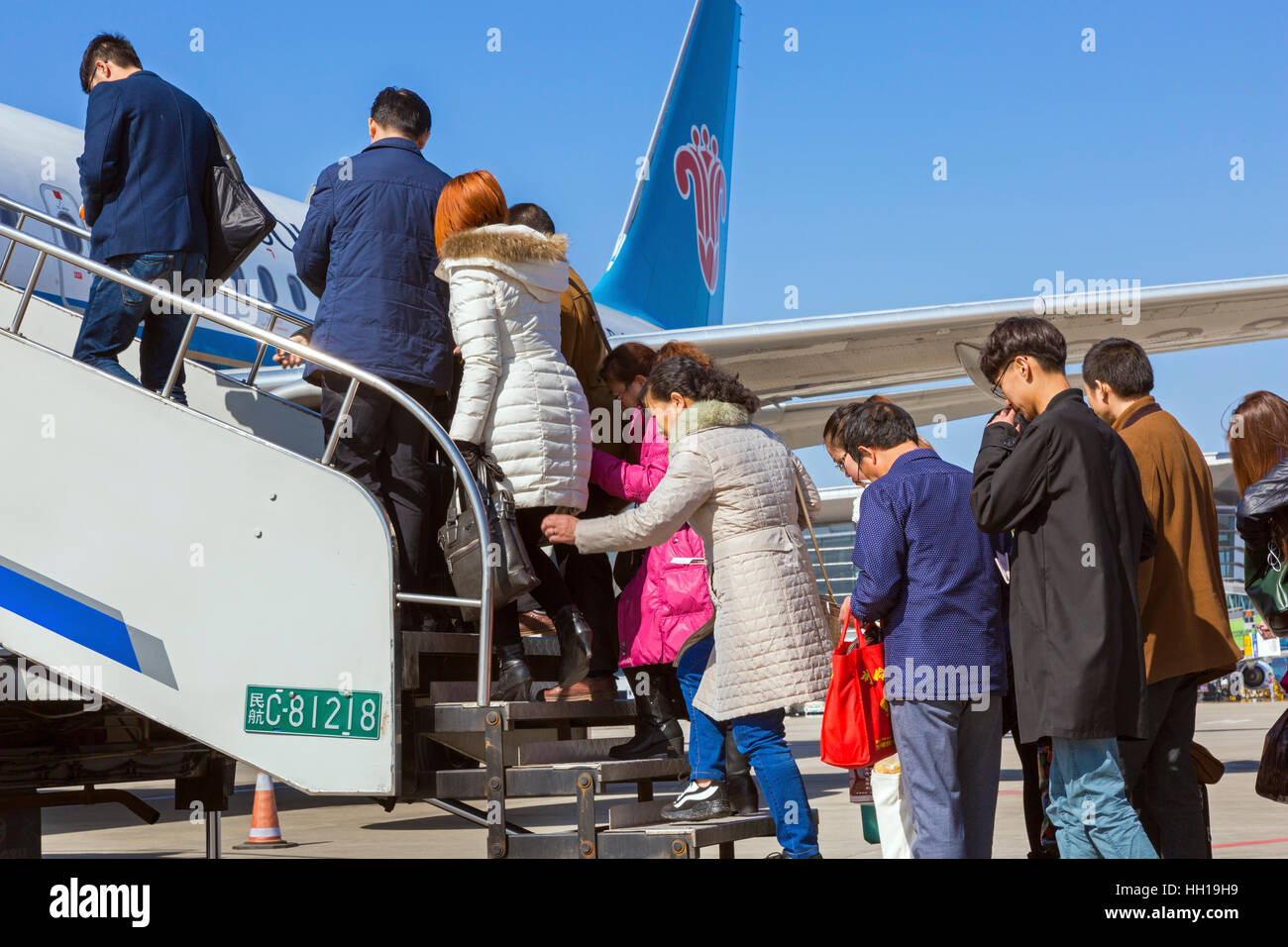 Les passagers d'un avion à l'aéroport international Huanghua de Changsha, province du Hunan, Chine Banque D'Images