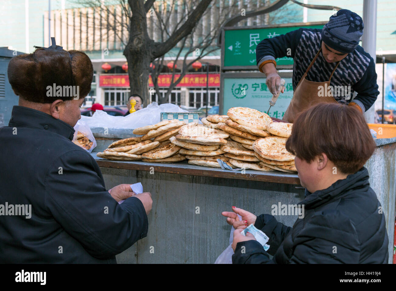 Vendeur de pain dans la rue, Yinchuan, Chine Banque D'Images