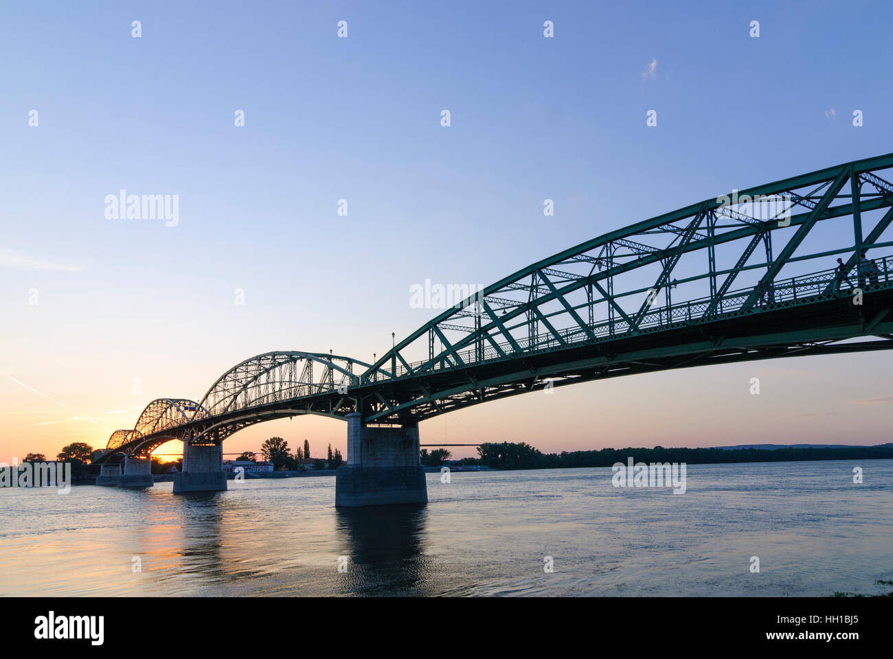 Esztergom (Gran) : Maria Valeria pont sur le Danube, au coucher du soleil, la Hongrie Komarom-Esztergom , Banque D'Images
