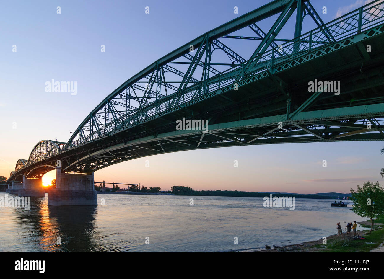 Esztergom (Gran) : Maria Valeria pont sur le Danube, au coucher du soleil, la Hongrie Komarom-Esztergom , Banque D'Images