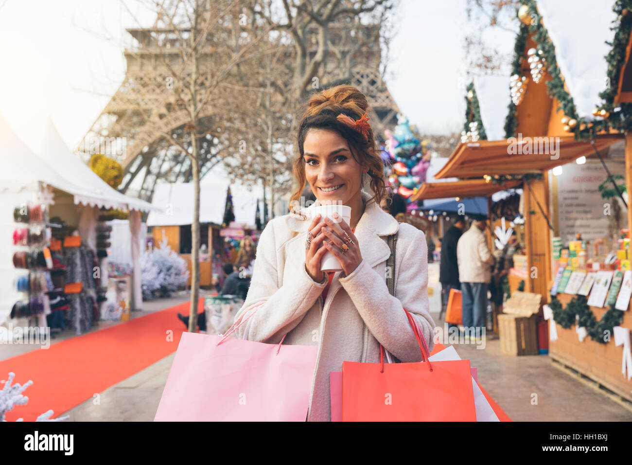 Paris, femme à faire leurs achats dans le marché de Noël Banque D'Images