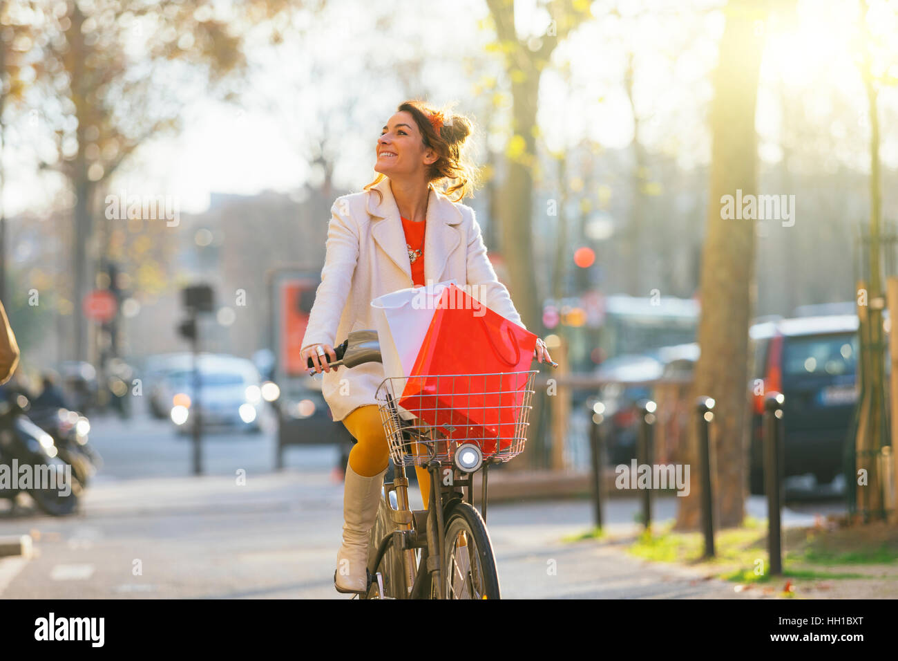 Paris, Woman riding a velib à Paris street Banque D'Images