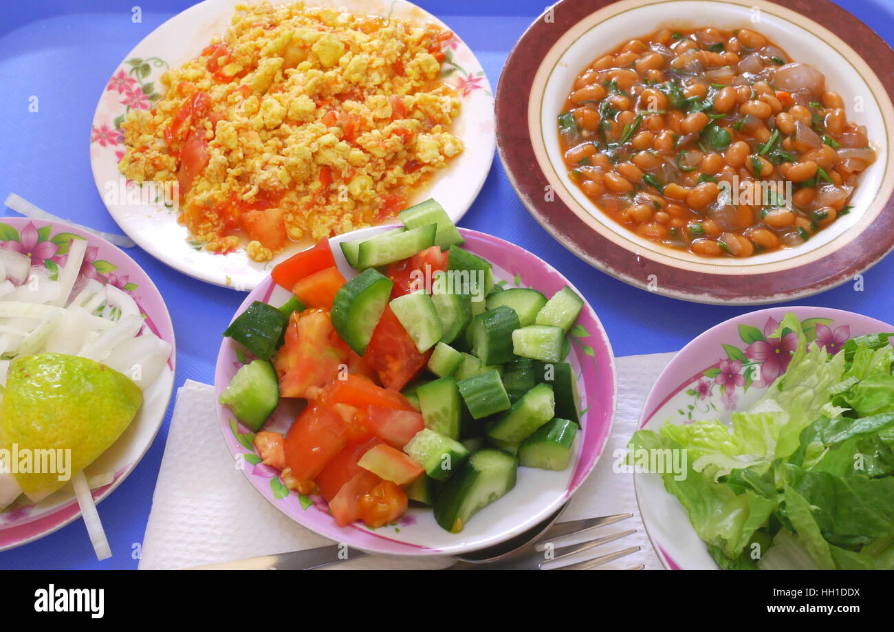 Petit-déjeuner à Bahreïn des haricots, des œufs et de la salade, souk de Manama, Royaume de Bahreïn Banque D'Images