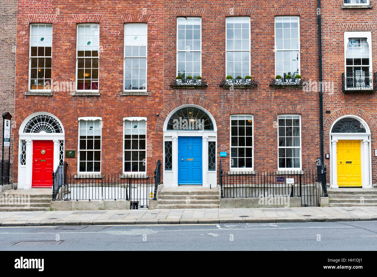 Rouge, bleu et jaune, portes architecture Georgienne, Merrion Street, Dublin, Irlande Banque D'Images