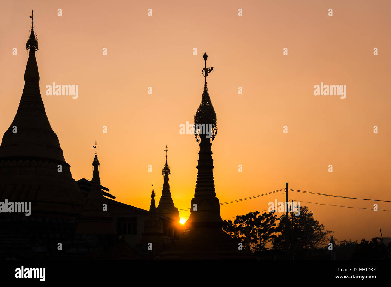 Pagodes rétroéclairé au coucher du soleil, Silhouette, Shwedagon Pagoda, Yangon, Myanmar Banque D'Images