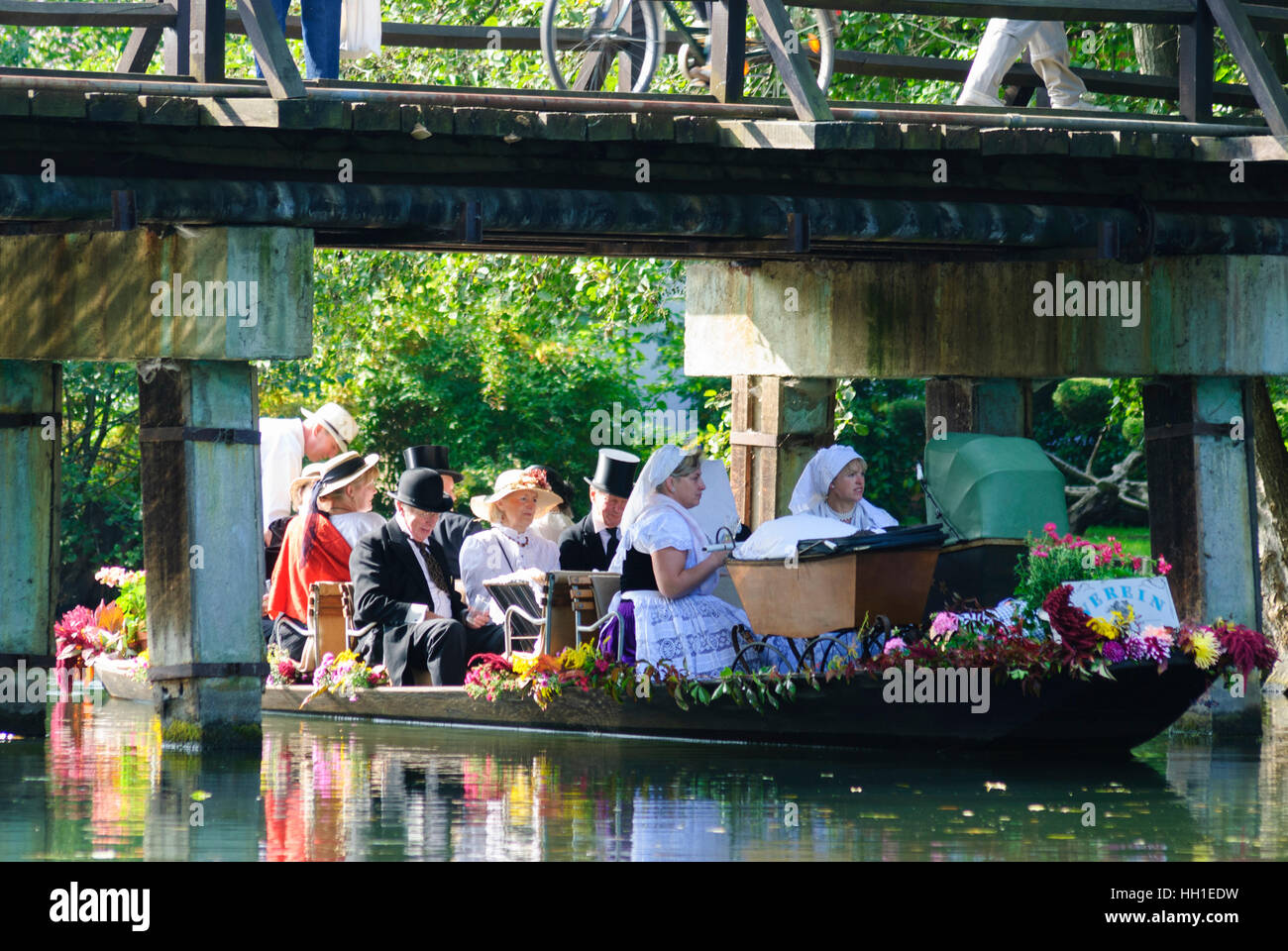 Lübbenau/Spreewald : Petit bateau avec des gens habillés en costume national sur le voyage d'une partie dans le Spreewald , Brandenburg, Allemagne Banque D'Images