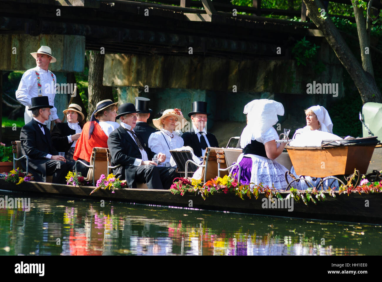 Lübbenau/Spreewald : Petit bateau avec des gens habillés en costume national sur le voyage d'une partie dans le Spreewald , Brandenburg, Allemagne Banque D'Images