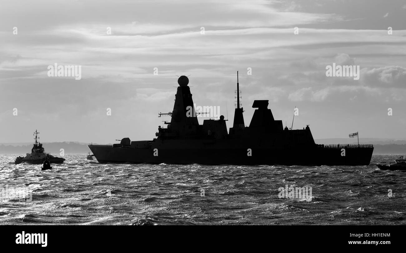 D37 HMS Duncan quitter Portsmouth Dockyard, Hampshire, England, UK. Banque D'Images