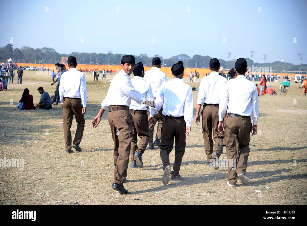 Kolkata, Inde. 14 Jan, 2017. Swayamsevaks ou bénévole sur le chemin de la rencontre de Kolkata. Rasthriya Sarsabghchalak Swayamsevak Sangh ou chef Mohan Bhagwat répond à un rassemblement des swayamsevaks et militant hindou à l'occasion de Makar Sankranti au terrain de parade de la Brigade, Kolkata. Credit : Saikat Paul/Pacific Press/Alamy Live News Banque D'Images