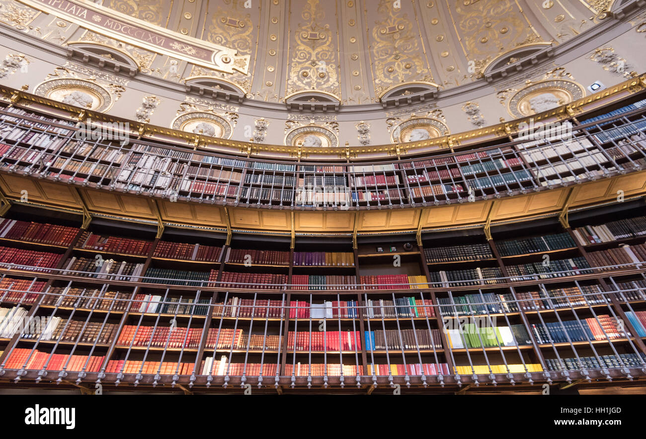 Paris France 14 Janvier 2017 : mur plein de livres en lecture et salle Labrouste célèbre dans la Bibliothèque Nationale de France rue Vivienne à Paris Banque D'Images