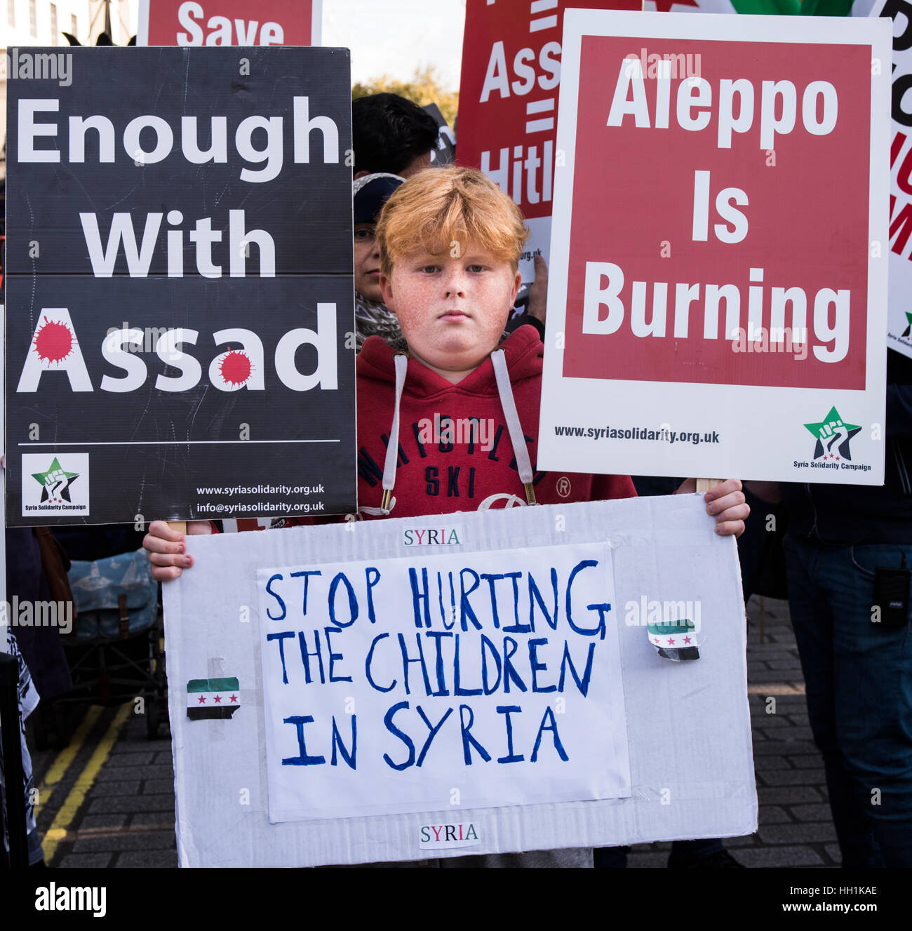 Sam Bardner protester avec détermination, l'auto fait signe en face de 10 Downing Street, London UK pour le rassemblement pour Alep le 22 octobre 2016 Banque D'Images