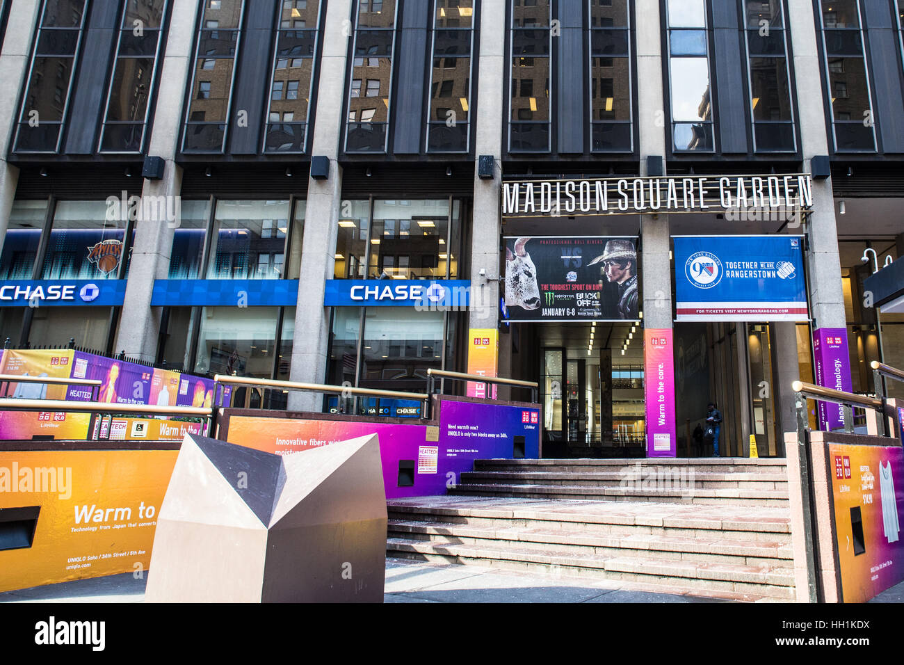 Exterior Street View de Madison Square Garden à New York Midtown Manhattan sur une journée ensoleillée Banque D'Images