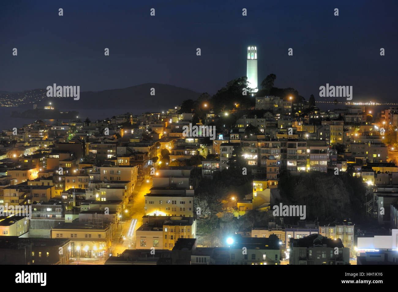 Coit Tower et l'île d'Alcatraz la nuit, San Francisco CA Banque D'Images
