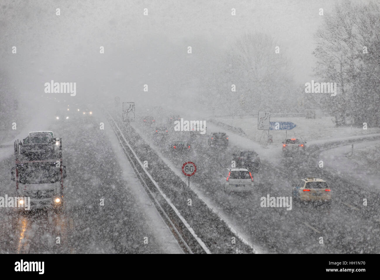 L'hiver, les fortes chutes de neige, le trafic sur l'autoroute A52 près de Essen, Allemagne Banque D'Images