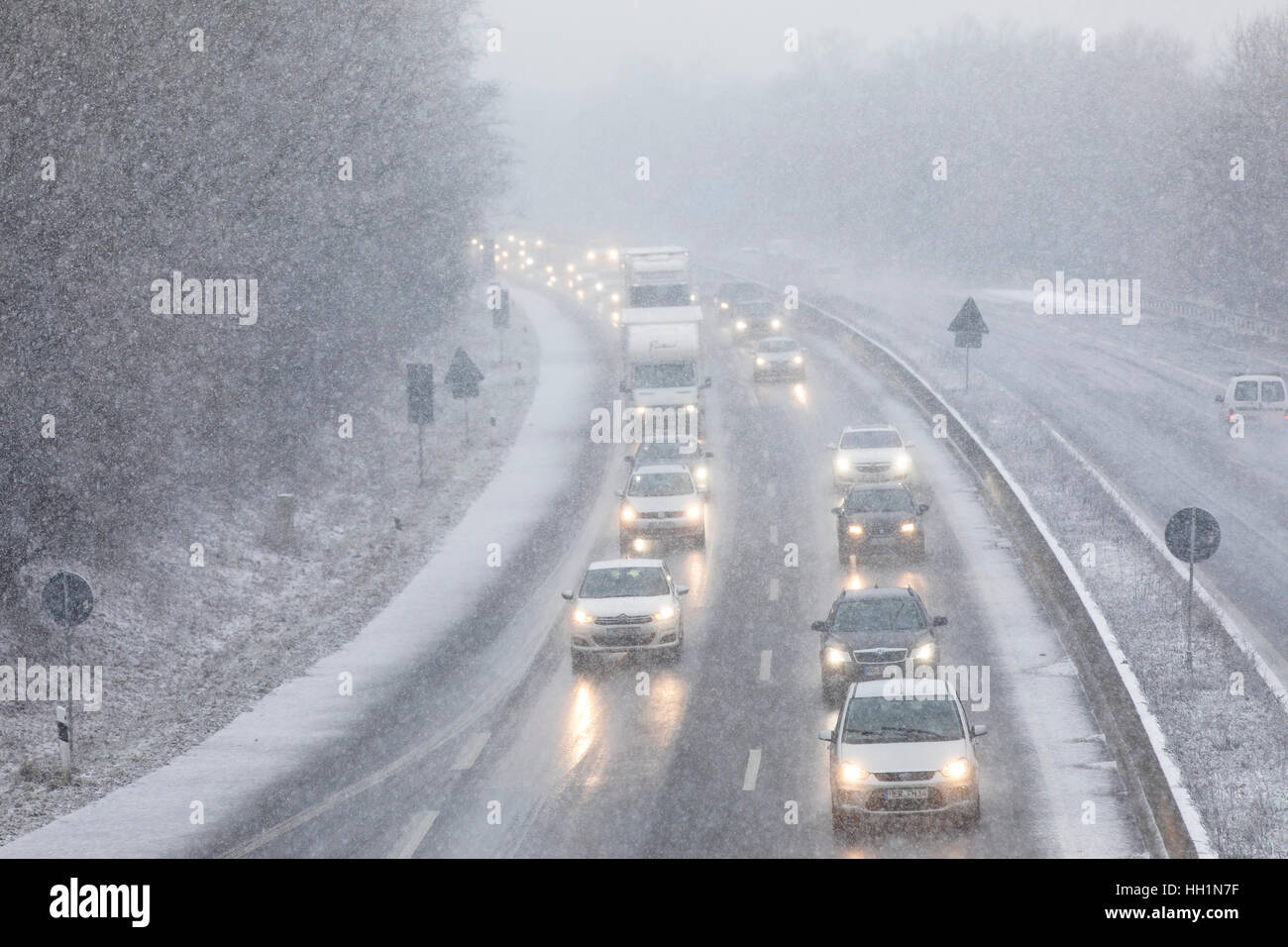L'hiver, les fortes chutes de neige, le trafic sur l'autoroute A52 près de Essen, Allemagne Banque D'Images