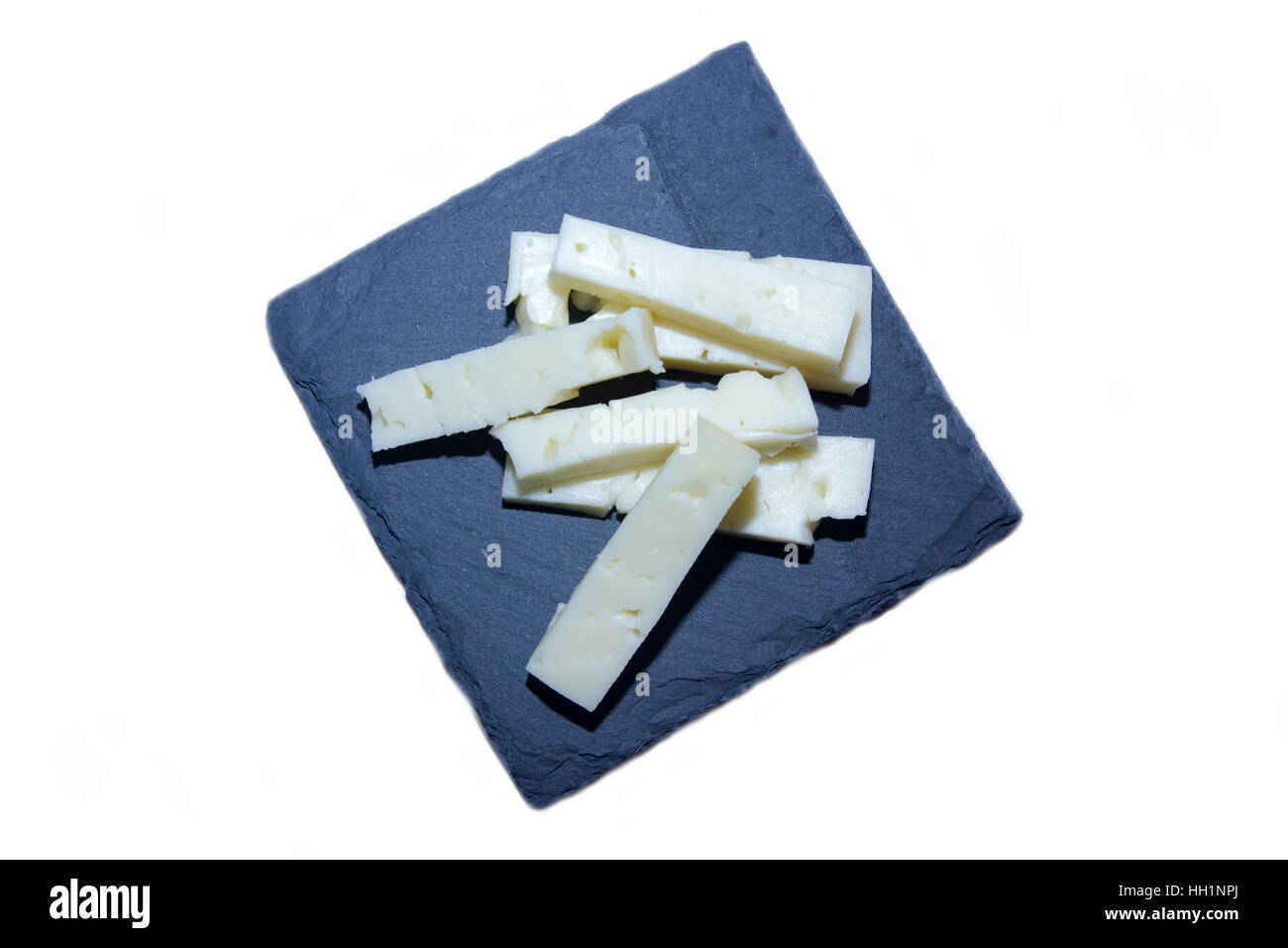 Morceaux d'ardoise assiette de fromage sur un fond blanc vu de dessus Banque D'Images