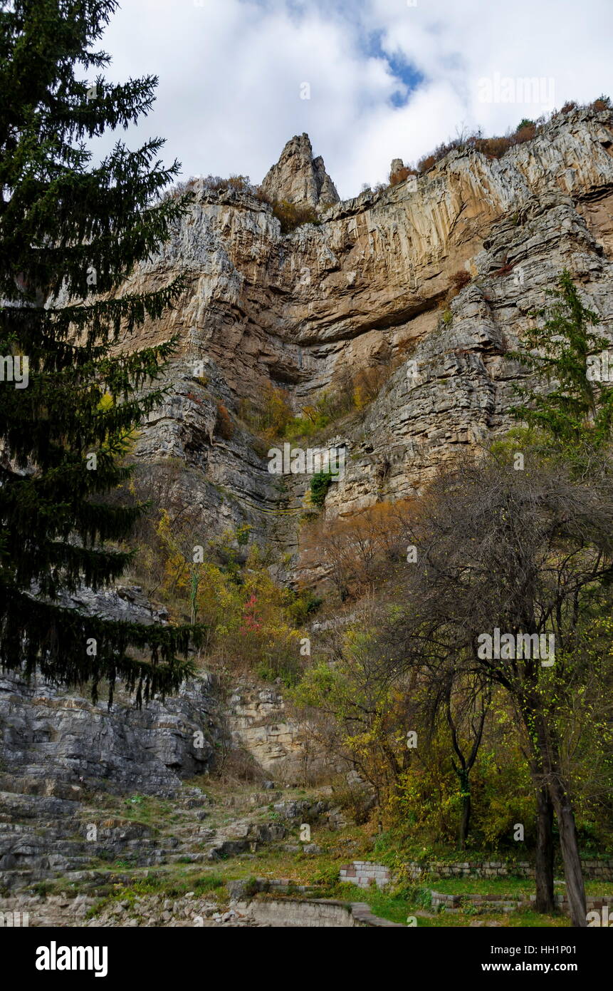 Près de la route de magnifiques roches Lakatnik dans toute la hauteur, rivière Iskar souillent, Sofia, Bulgarie province Banque D'Images