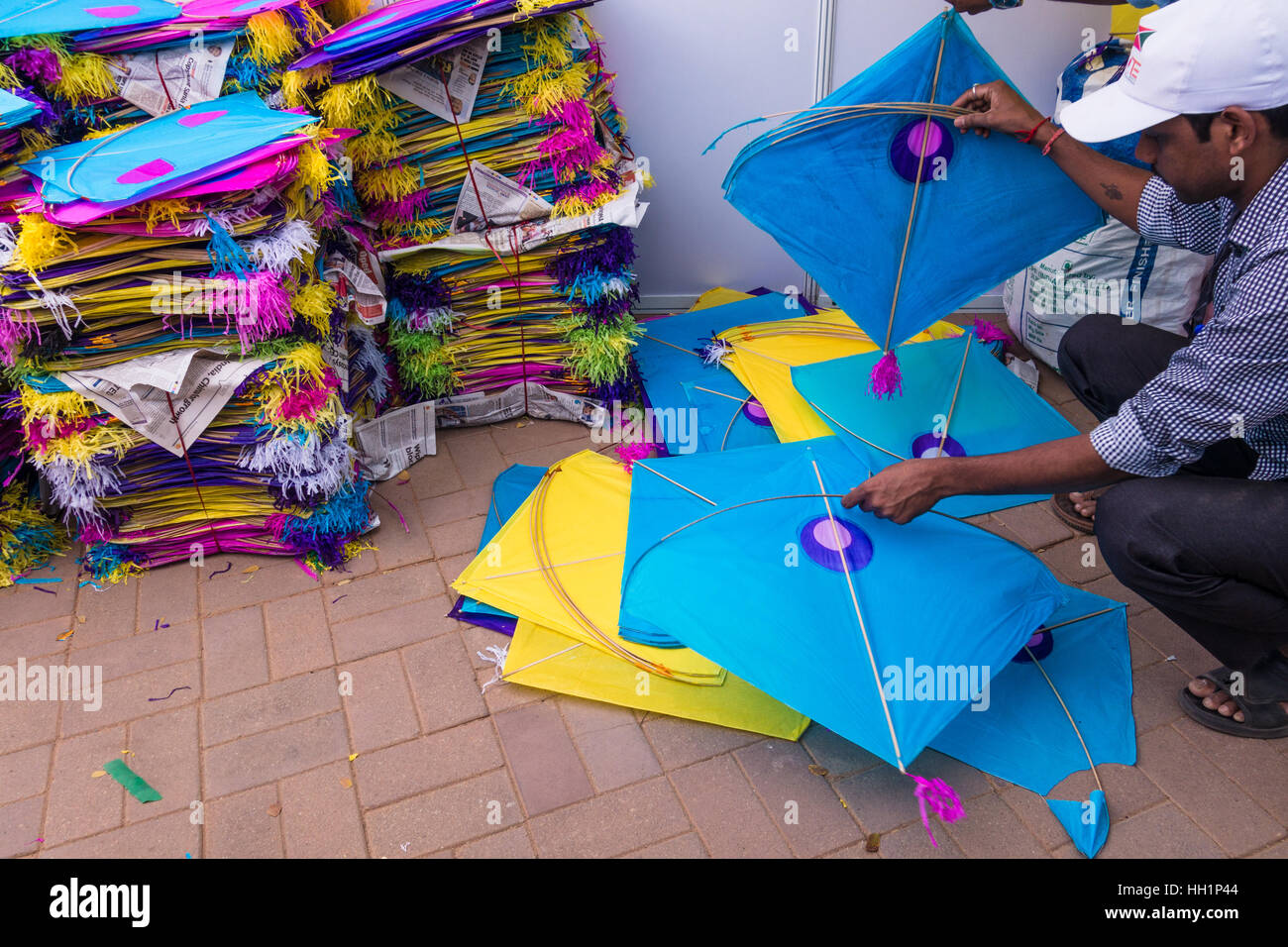 Un vendeur Kite Kites piles à vendre à Hyderabad, Inde Banque D'Images