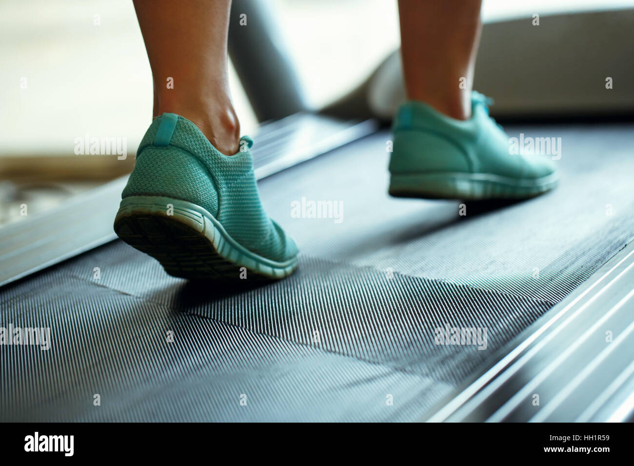 Pied de woman running on treadmill in gym Banque D'Images